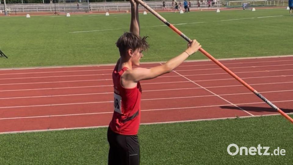 Luis Busch beim Stabhochsprung Bild: Rosner