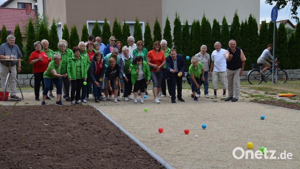 Mit den ersten Würfen wurde die Boule-Bahn Speichersdorf offiziell eröffnet. Bild: ak