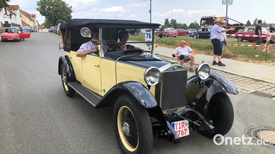 Für einen Blickfang am frühen Sonntagnachmittag sorgen die Oldtimer, die nach und nach in die nahe Region aufbrechen und wieder nach Wiesau zurückkehren werden. Archivbild: wro