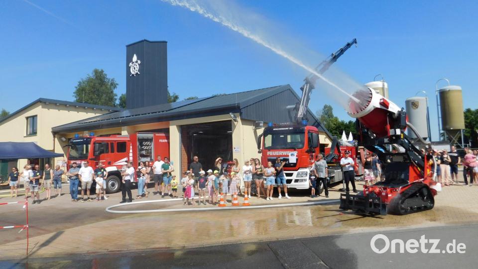 Beim Tag der offenen Tür der Feuerwehr Speichersdorf wurde auch der Löschroboter Aircore TAF 35 präsentiert. Bild: whü