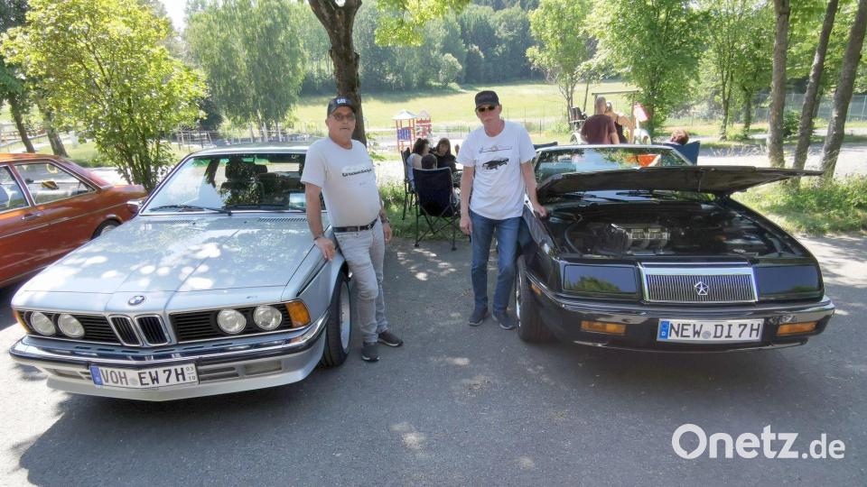 Zwei Mitglieder der Oldtimerfreunde Lukahammer mit ihren Schätzen: Erhard Wittmann mit seinem BMW Coupé (Baujahr 1984) und Dieter Siegler mit seinem amerikanischen Chrysler Le Baron von 1991. Bild: gz