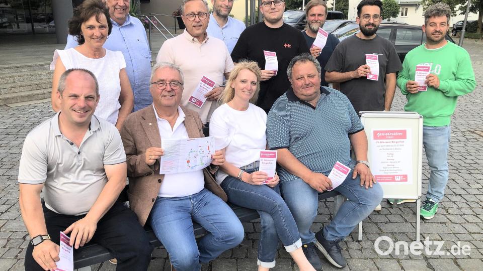 Das Bürgerfestkomitee traf sich Anfang dieser Woche bei Bürgermeister Toni Dutz (vorne Zweiter von links) im Rathaus, um der Veranstaltung den letzten Schliff zu verleihen. Bild: wro