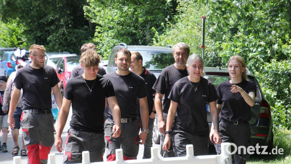 Arbeiter der Firma Horn kommen zum Event. Jetzt noch schnell in die Maske! Bild: kro