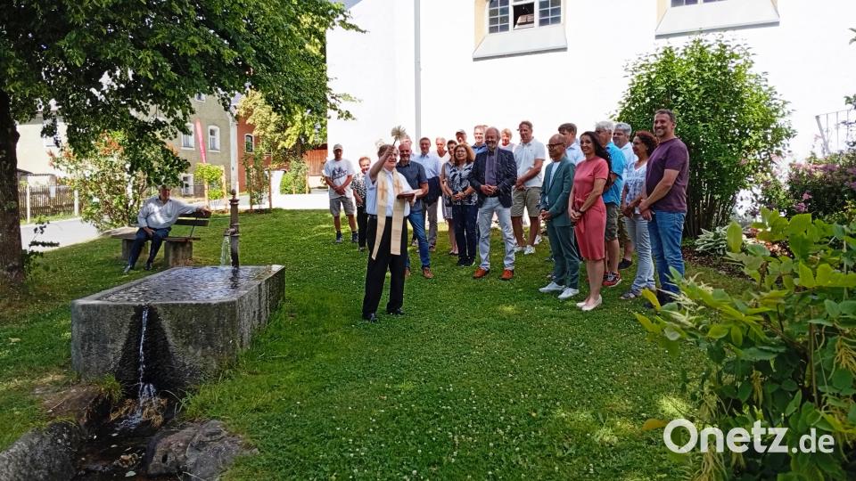 Stadtpfarrer Bernd Philipp erbat Gottes Segen für den neugestalteten Bereich um die Kirche Sankt Michael. Bild: fpoz