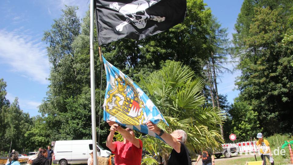 Die Flaggen der Piraten und Bayern hängen schon mal. Bild: kro