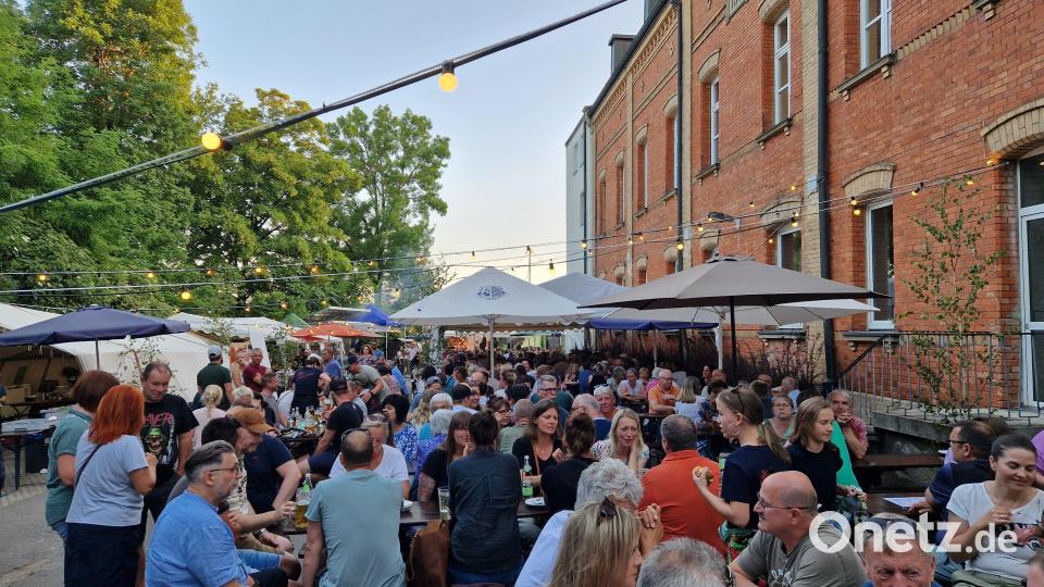 Hunderte Gäste drängten an den drei Kirwatagen auf das vergleichsweise kleine, aber charmante Pfadfinder-Vereinsfest: Vor allem in den Abendstunden war es am Kirwaplatz hinter dem Kolping-Josefshaus rappelvoll. Bild: Tobias Gräf