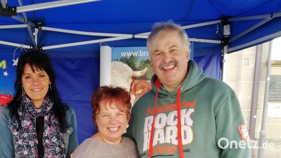 Schon mehrmals konnte Romina Passon-Pühl vom Stadtmarketing Anja und Bruno Rauh (von links) beim Wochenmarkt als Fieranten begrüßen. Archivbild: Stadt Kemnath