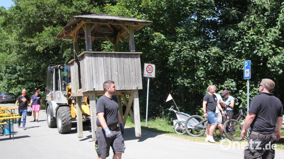 Das Kletterhaus vom Spielplatz wird geliefert. Bild: kro