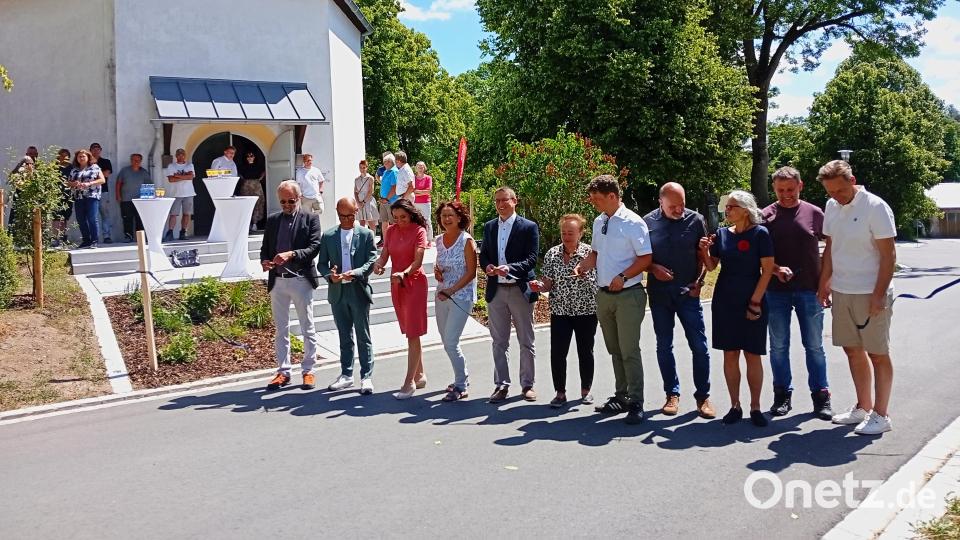 Der neue Obere Dorfplatz wurde am Mittwoch im Beisein zahlreicher Ehrengäste offiziell freigeben Bild: fpoz
