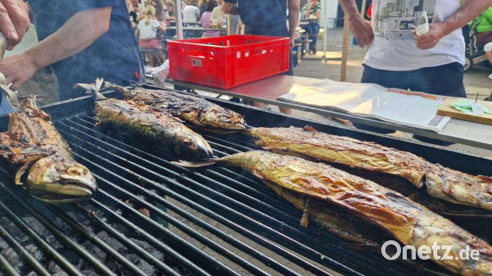 Gegrillte Makrele – ein Klassiker an der Heimkirwa. Bild: Tobias Gräf