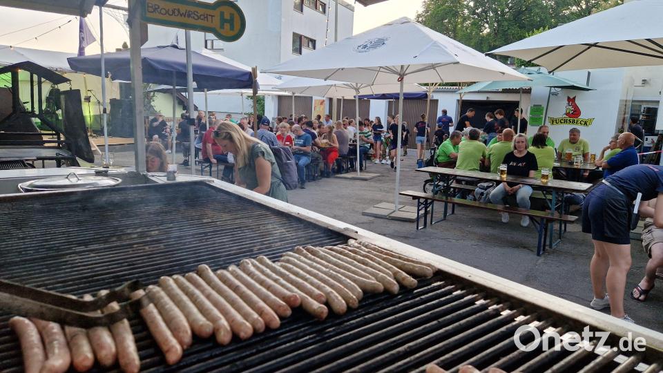 Die Bratwürste verkauften sich so gut, dass sie Sonntagabend ausverkauft waren. Bild: Tobias Gräf