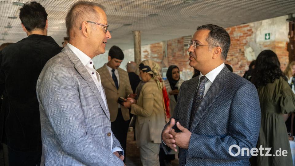 Walter Frank (links) bei der Biennale in Venedig im Gespräch mit Shaikh Khalifa bin Ahmed bin Abdullah Al Khalifa, einem Mitglied der königlichen Familie Bahrains. Bild: Ishag Madan