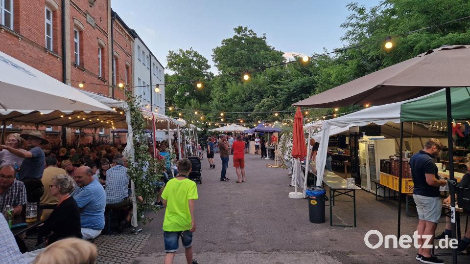Lichterketten überspannten die Zeltgasse der Pfadinder-Heimkirwa. Bild: Tobias Gräf