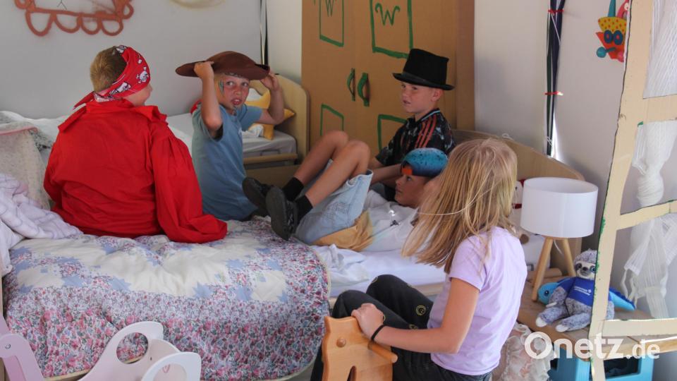 Die Kinder machen es sich schon mal im Kinderzimmer gemütlich. Bild: kro