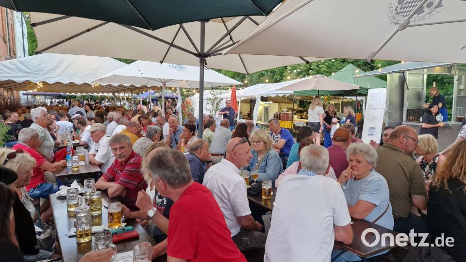 Die Hitze war groß und die Sonne teils erbarmungslos – unter den Schirmen und bei einer kühlen Halben lies es sich trotzdem sehr gut aushalten. Bild: Tobias Gräf