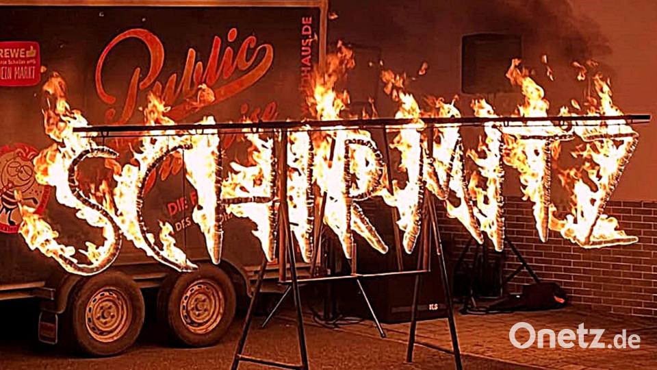 Mit pyrotechnischer Kunst schrieben die Public Surprise den Ortsnamen, der die Straßen hell erleuchtete. Bild: Ernst Lenk