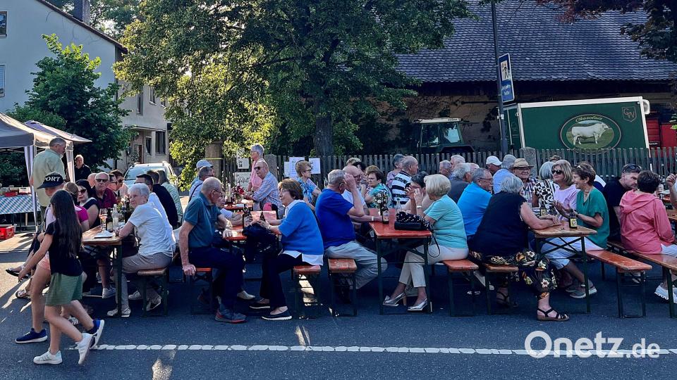Gäste und Besucher setzten sich bei hochsommerlichen Temperaturen am Abend in den Schatten. Bild: Thomas Lewerenz
