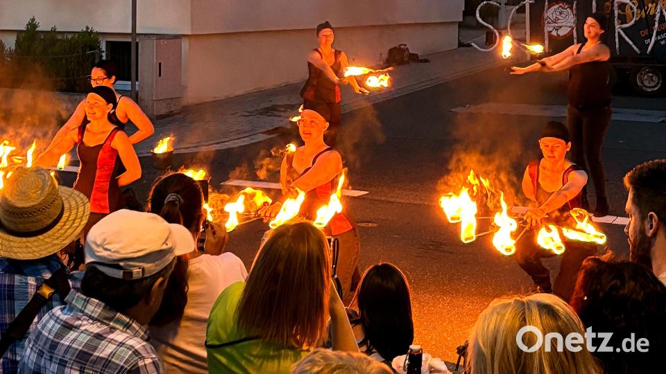 Mit ihrer Feuershow überzeugten die Public Surprise und erhielten viel Applaus. Bild: Thomas Lewerenz