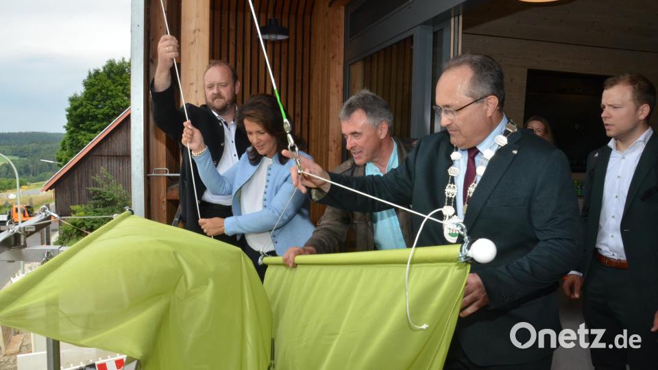 Nach dem Festakt hissen Landrat Andreas Meier, Ministerin Michaela Kaniber, Architekt Christian Schönberger und Bürgermeister Ludwig Gürtler (von links) die Fahne am Biodiversitätshaus. Bild: dob