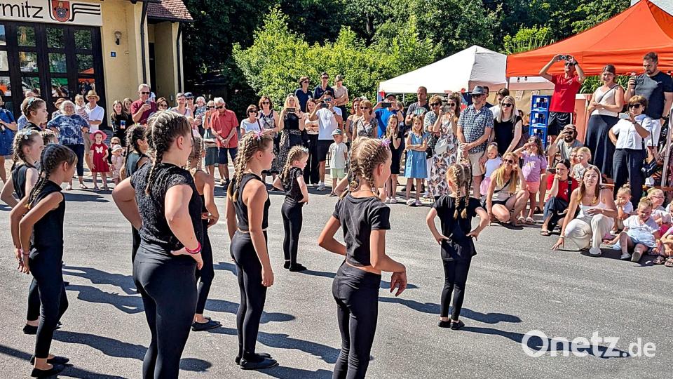 Im „Kinderland“ eröffnete um 15 Uhr das Vergnügen für die kleinen Gäste, erstmals dabei, die Kindertanzgruppe aus Irchenrieth. Bild: Thomas Lewerenz