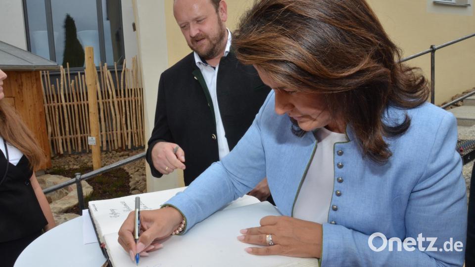Der Eintrag ins Goldene Buch der Marktgemeinde Tännesberg darf nicht fehlen. Bild: dob