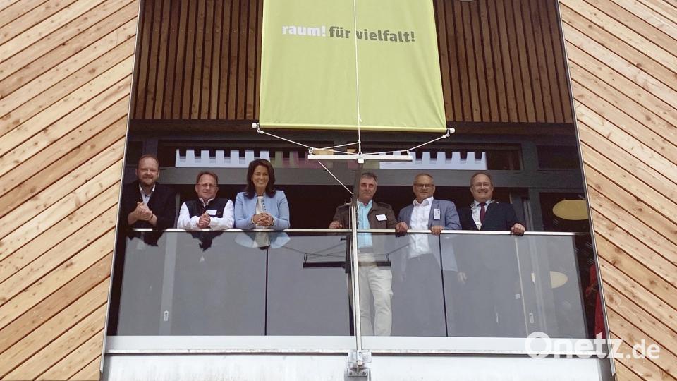 Ein großer Tag für die Marktgemeinde Tännesberg: Das Haus der Biodiversität ist eröffnet. Landrat Andreas Meier, Dekan Alexander Hösl, Staatsministerin Michaela Kaniber, Architekt Christian Schönberger, ALE-Behördenleiter Oberpfalz, Kurt Hillinger und Bürgermeister Ludwig Gürtler (von links). Bild: dob