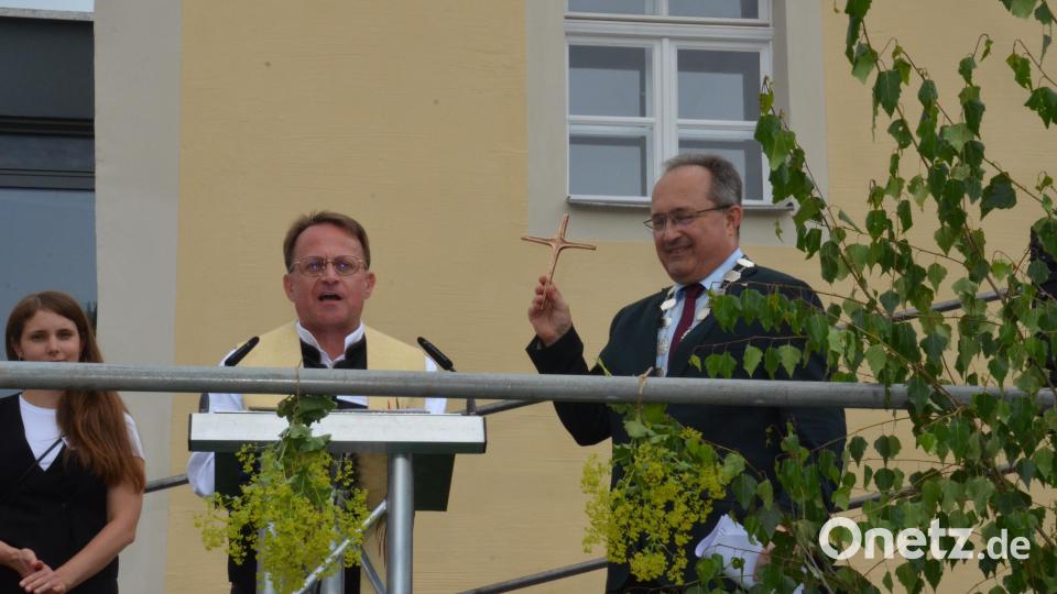 Von Dekan Alexander Hösl erhält Bürgermeister Ludwig Gürtler ein Kreuz für das &quot;Haus der Biodiversität&quot;. Bild: dob