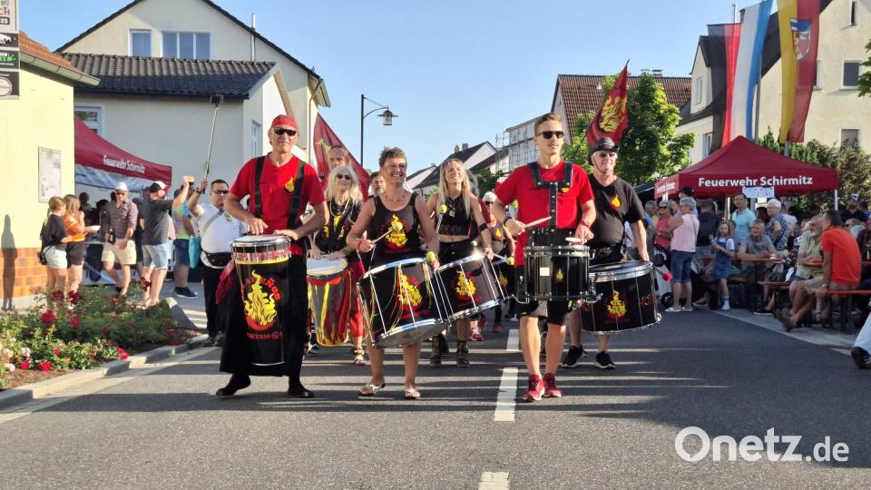 Die Trommler sorgen für Furore auf ihrem Marsch durch Schirmitz. Bild: Iris Eckert [ise] (iris.eckert@oberpfalzmedien.de)