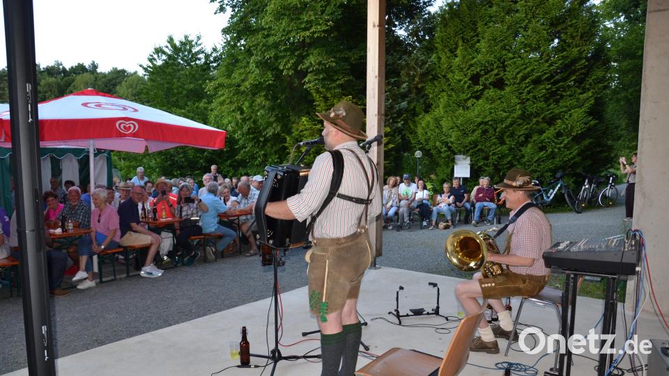Den Serenadenauftakt machten „Die zwoa Schneidig`n“, mit Christian Müller und Manfred Wild im Generationenpark den diesjährigen Moosbacher Musiksommers mit Wirtshausliedern, Couplets und kernigen Sprüchen und es wurden Tränen gelacht. Bild: gi