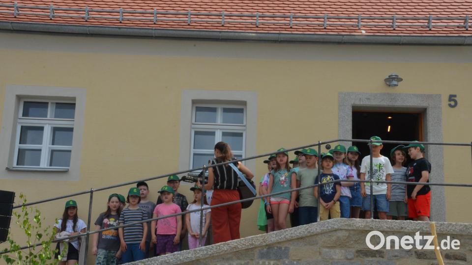Die Tännesberger Grundschüler singen zur Eröffnung des Hauses. Bild: dob