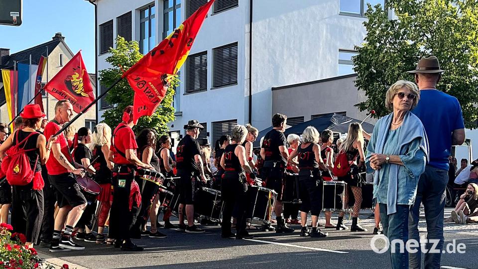 Ein musikalisches Ausrufezeichen setzte die Percussion-Gruppe „Jalapeños“. Mitreißende Rhythmen brachten den Dorfplatz zum Beben Bild: Thomas Lewerenz
