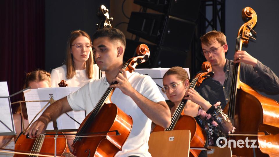 Hochkonzentriert erfüllten die jungen Leute im Orchester ihren Part. Bild: ubb