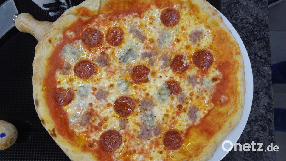 Pizza mit Salami, Gorgonzola und Knoblauch ist nur eine der unzähligen Varianten, mit der man die beliebte Spezialität belegen kann. Bild: ui