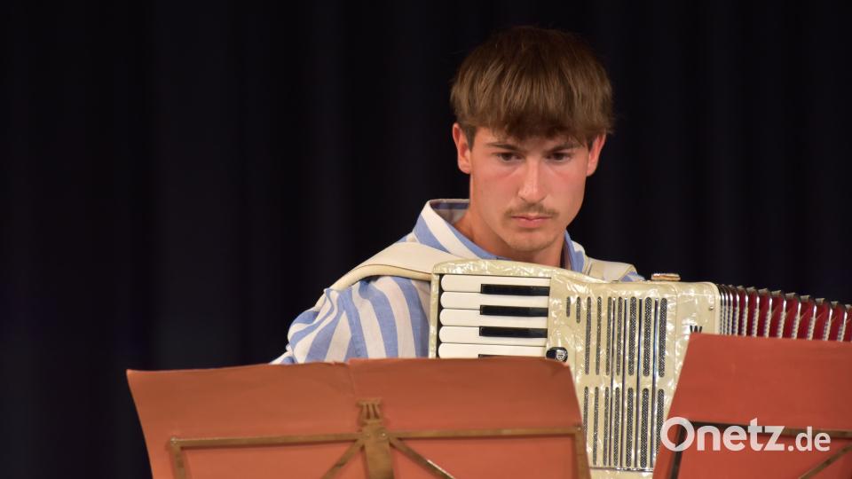 Schüler Simeon Franz, nur einer von 150 Mitwirkenden, überzeugte mit einer eindrucksvollen modernen Darbietung am Akkordeon. Der junge Mann ist ein hochbegabter Musiker und unterhält auch öfter einmal bei Veranstaltungen im Landkreis Tirschenreuth mit konzertanter Präzision am Instrument. . Bild: ubb