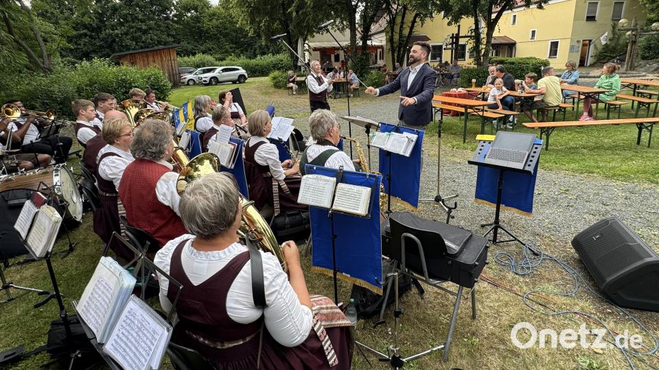 Neustadts Bürgermeister Sebastian Giering dirigiert zum Auftakt der Serenaden den „Bayerischen Defiliermarsch“. Bild: mgo