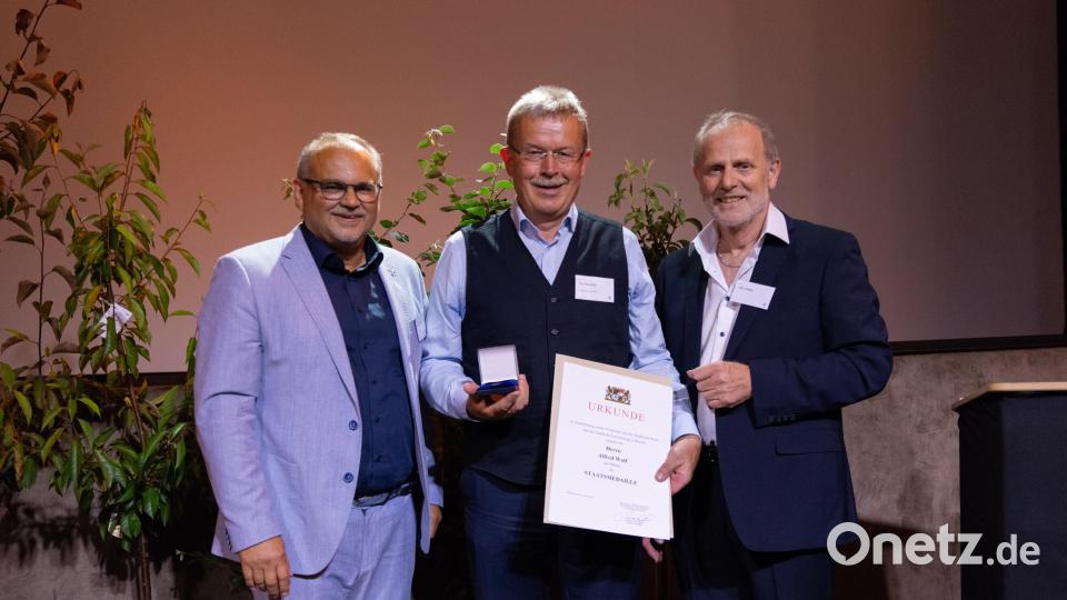 Staatsmedaillen-Träger Alfred Wolf (Mitte) mit Laudator Willi Perzl und ALE-Behördenleiter Kurt Hillinger (l.). Bild: David Rieß