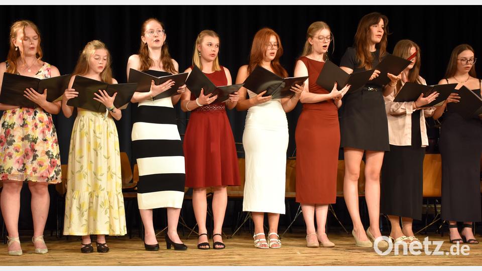 Der Mittel- und Oberstufenchor, an dem zum Großteil Mädchen mitwirkten, interpretierte unter anderem ein romantisches Mittsommerlied aus Schweden. Bild: ubb