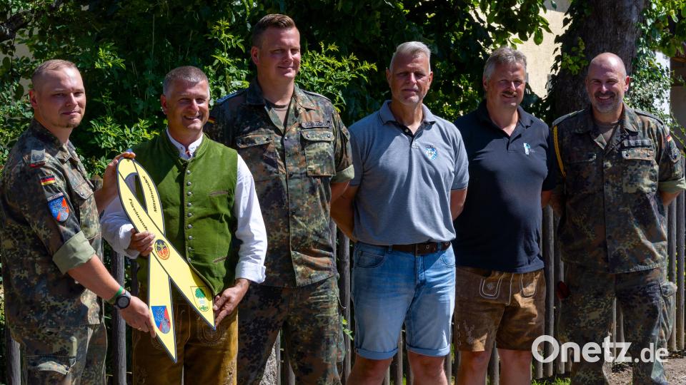 Die Gemeinde Pirk hat eine gelbe Schleife als Zeichen der Verbundenheit erhalten (v.l.): Major Lars P. (Batteriechef der 4./PzArtBtl375), Dietmar Schaller (Bürgermeister Pirk), Stabsfeldwebel Schleicher (Deutscher Bundeswehrverband), Mario Hönig (Vorstand Soldaten u. Reservistenkameradschaft Pirk), Tobias Forster (2.BGM Pirk), Oberstabsfeldwebel Michael Z. (Sieß 4./375). Bild: Soldaten- und Reservistenkameradschaft Pirk