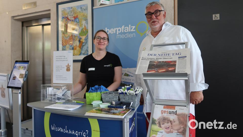 Seniorenbeiratsvorsitzender Peter Klein am Stand von Oberpfalz-Medien. Bild: Kunz