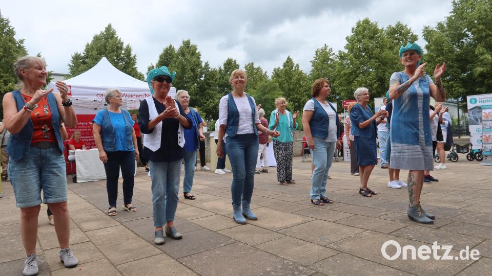 Auftritt der Line-Dance-Gruppe &quot;Oldies but Goldies&quot;. Bild: Kunz