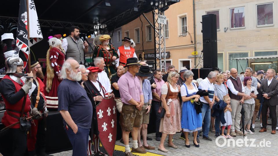 Dort eröffnete Albrecht Stiber (Mitte) zusammen mit Altbürgermeister Gerd Geismann (re.) und dem weltliceh Bürgermeister Stefan Frank (li,) im Beisein der Stadträte und des MdL Harald Schwartz das Altstadtfest. Bild: mfh