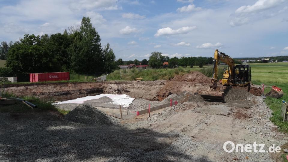 Die Gemeinde hat den Ausbau des Nahwärmenetzes mit dem Neubau eines Heizwerkes nahe dem Speichersdorfer Feuerwehrgerätehaus gestartet. Die Gründung der Bodenplatte wird vorbereitet Bild: ak