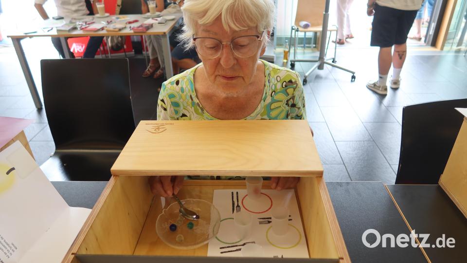 Beim Seniorentag im Stadtteilzentrum „Neue Mitte“ ging es um&#039;s Älterwerden - zum Beispiel: Um das Tasten und Fühlen im Alter. Bild: Kunz