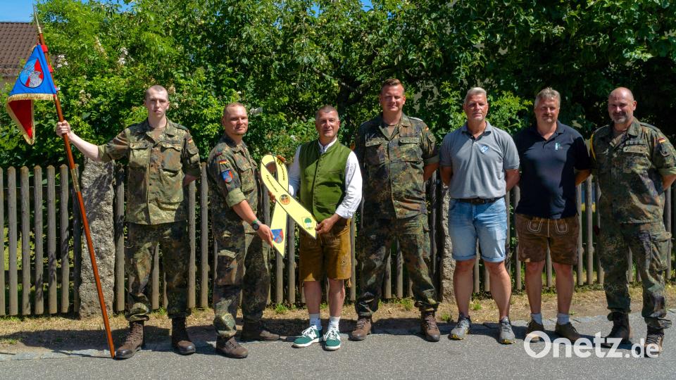 Die Gemeinde Pirk hat eine gelbe Schleife als Zeichen der Verbundenheit erhalten (v.l.): Feldwbel F. (Wimpelträger der 4./375), Major Lars P (Batteriechef der 4./PzArtBtl375), Dietmar Schaller (Bürgermeister Pirk), Stabsfeldwebel Schleicher (Deutscher Bundeswehrverband), Mario Hönig (Vorstand Soldaten u Reservistenkameradschaft Pirk), Tobias Forster (2. Bürgermeister Pirk), Oberstabsfeldwebel Michael Z. (Sieß 4./375). Bild: Soldaten- und Reservistenkameradschaft Pirk