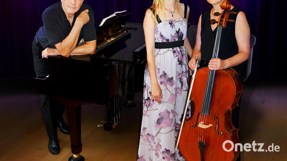 Das Trio American Songbook tritt bei der Pre-Opening Feier auf. Bild: Albert Sommer/exb