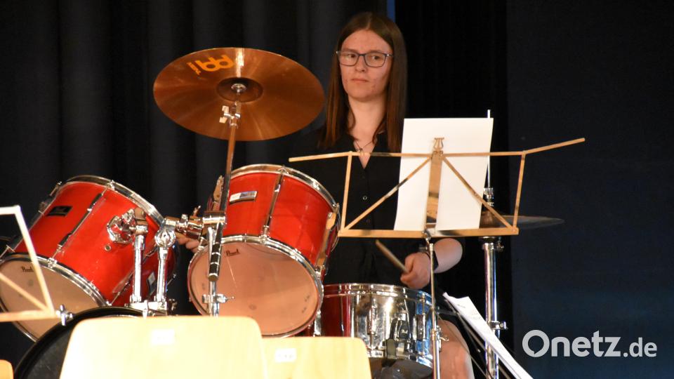 Schlagzeugerin Julia Schwartling begleitete Akkordeonspieler Simeon Franz. Bild: ubb