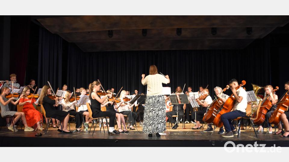 Musiklehrerin Stefanie Sagstetter dirigiterte das orchester. Bild: ubb