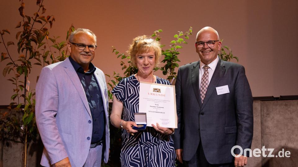Staatsmedaillen-Trägerin Susanne Neumann (Mitte) mit Laudator 1. Bürgermeister Klaus Meyer und ALE-Behördenleiter Kurt Hillinger (l.). Bild: David Rieß