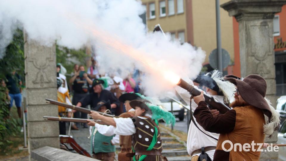 Wenn es so raucht und kracht, dann ist Zeit für das dreitägige Altstadtfest, ein Höhepunkt im Veranstaltungskalender der Herzogstadt. Bild: mfh