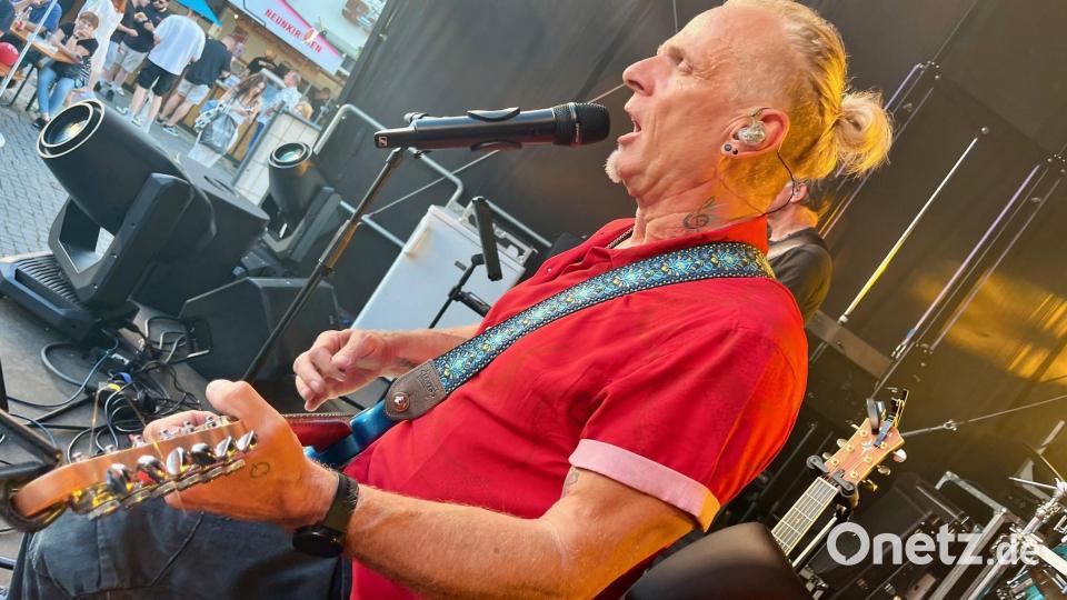 Die Tribute-Band &quot;Peter&quot; läutete den Bürgerfest-Samstag am Oberen Markt ein. Bild: Gabi Schönberger